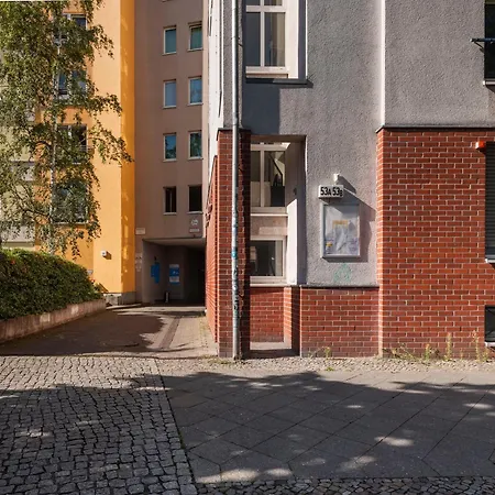 Mitte - U-bahn Leopoldplatz 아파트